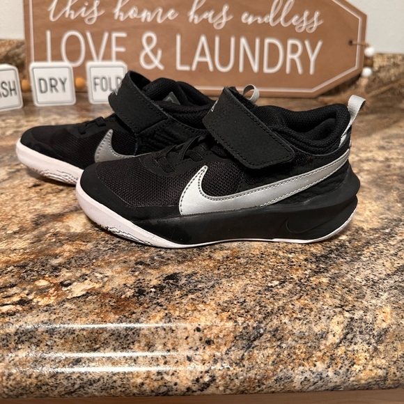 Nike Team Hustle Kid Shoes - Picture 3 of 5